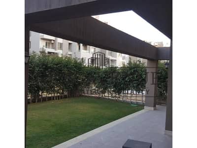 احسن سعر لشقة ارضي ٣ غرف متشطبة بالمطبخ  تشطيب فاخر و احسن موقع في الكمبوند VGK Village Gardens Kattameya