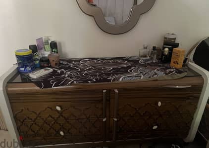 دولاب و تسريحة و مراية و كومودينو