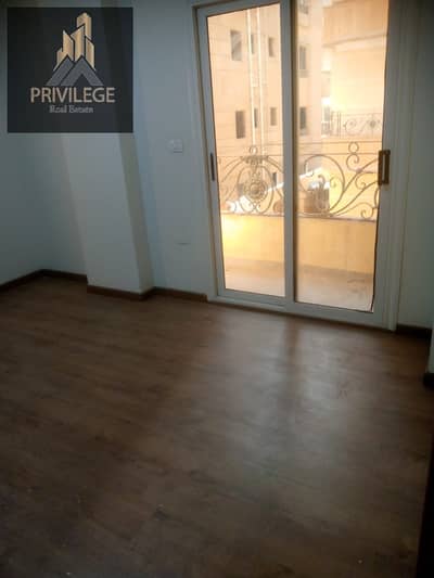For rent residential or administrative – a distinctive apartment in the tenth district, Zahra Maadi. A great opportunity for those looking for housing or establishing an administrative headquarters in a distinguished location in the tenth district, with ample space and a practical layout suitable for various uses.