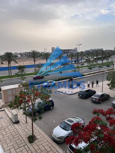 للايجار بمدينتي موقع مميز عند الايست هاب والكرافت منطقة البي12 مساحة 107 متر