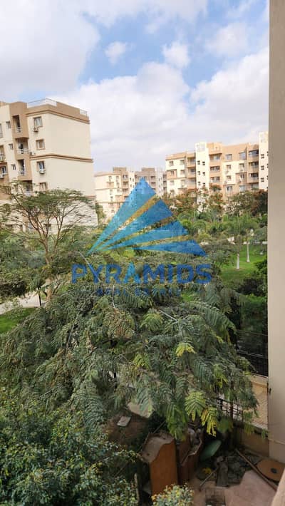 شقة للإيجار المفروش في مدينتي – B6  فرصة مميزة جدًا للسكن داخل واحدة من أفضل مناطق مدينتي، شقة بإطلالة مفتوحة على الجاردن وموقع هادئ وقريب من الخدمات،