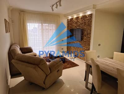 B11 – مجموعة 113، بالدور الرابع، تتميز بفيو مفتوح على الجاردن وموقع قريب جدًا من الخدمات وذا ستريب.