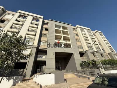 جاهزة للسكن فوراً شقة ٣ غرف بالتكييفات والمطبخ  في هايد بارك