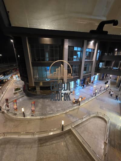محل 45متر داخلى و 20 متر خارجي يصلح لجميع انشطه الوجبات السريعه و الكافيهات داخل فاليو مول اطلاله على البلازا تشطيب سوبر لوكس  جاهز للايجار الفوري