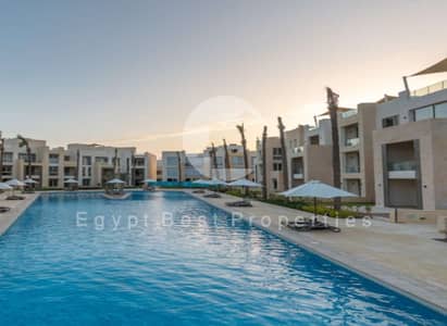 شقة مكوّنة من 3غرف نوم للبيع في الجونة – البحر الأحمر، جاهزة للاستلام الفوري، مفروشة بالكامل، بإطلالة مباشرة على البحيرة، مع إمكانية التقسيط لمدة تصل