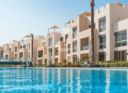 شقة مكوّنة من غرفة نوم واحدة مع حديقة للبيع في الجونة – البحر الأحمر، كاملة التشطيب من تطوير أوراسكوم، بإطلالة مباشرة على البحيرة، مع إمكانية التقسيط