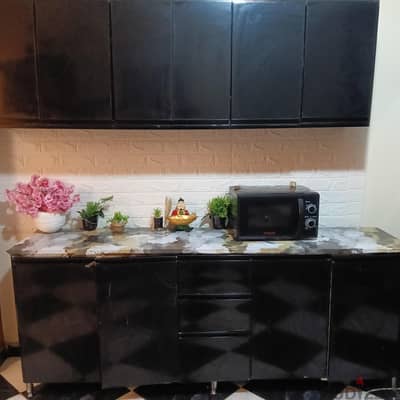 مطبخ مع مطبقيه