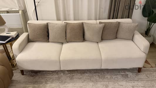 Big luxurious sofa with 6 cushions