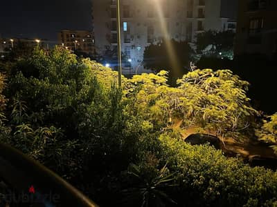  شقة مفروشة للإيجار | 131م و3 غرف نوم بالدور الأول المتكرر وخطوات من السوق الشرقي وجميع الخدمات بأقل سعر مميز في الرحاب