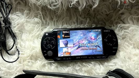 psp 2000 slim +لعبة300 +شاحن 64 جيجا +بطارية +جراب
