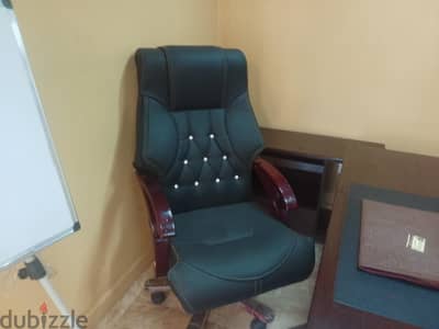 مكتب +2 كرسي + كنبه جلد وحدة ادارج + وحده دورف