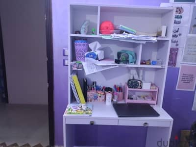مكتب مستعمل تم استعماله لمده شهرين فقط جديد و مفيهوش اي خدوش او عيوب