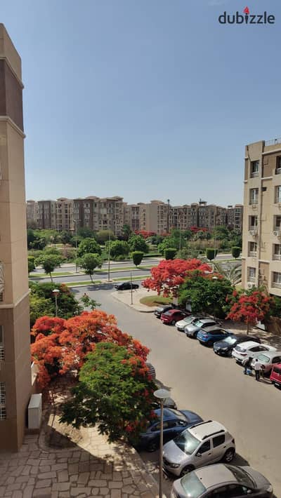 شقه للايجار فى مدينتى خطوات من جميع الخدمات