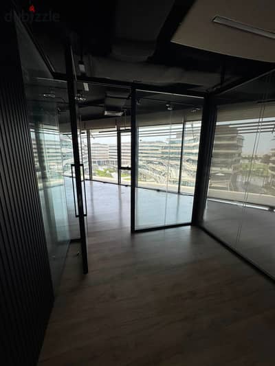 مكتب ادارى للايجار في The Polygon - بيفرلي هيلز - مساحه 280 متر كامل تشطيب بالتكيفات فيو مميز office for rent in elsheikh zayed - the polygon 280sqm