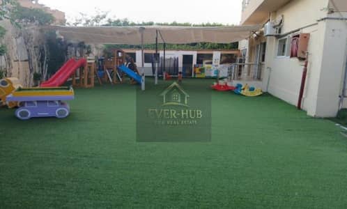 محل  للبيع   الشيخ زايد بجوار الكارما 2 علي الشارع الرئيسي    مساحته 270 متر    و 300 متر مساحه خارجيه   متاجر