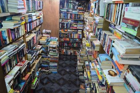 كتب مكتبة كبيرة معظمها قواميس وكتب لغات ومجالات كثيرة