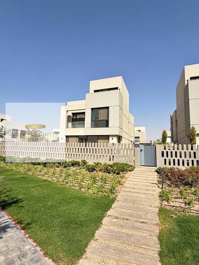 اخر ستاند الون بالسعر القديم للبيع بتقسيمة حلوة جدا بفيو مفتوح علي لاند سكيب في كمبوند البروج مدينة الشروق