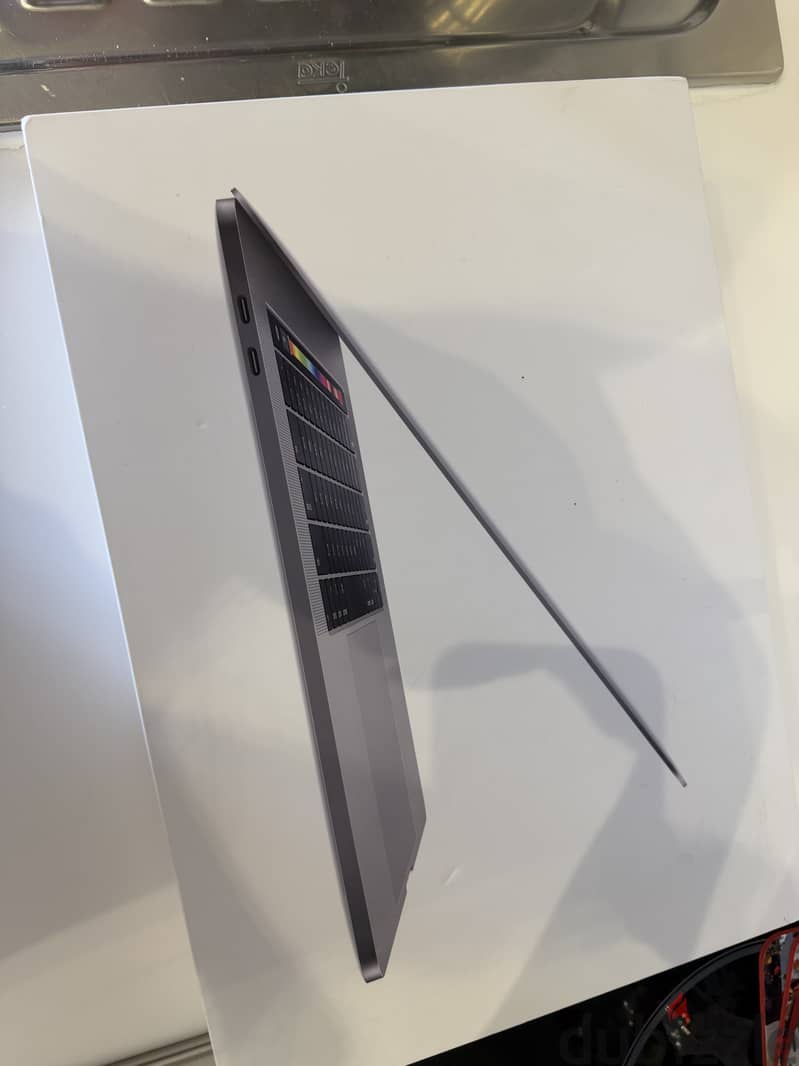 Mac Book Pro Retina Display 15" with Touch Bar 3