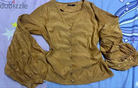 Blouse استعمال خفيف وبحالة جيدة كانها جديدة وفي منهم ماركات