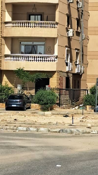 اول نمرة علي شارع التسعين الشمالي اللوتس الجنوبية امام اضخم مول في المنطقة امام كومبوند فيلات