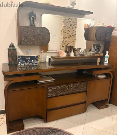 سفرة ونيش وبوفية كاملة و٨ كراسي مربعة حالة ممتازة