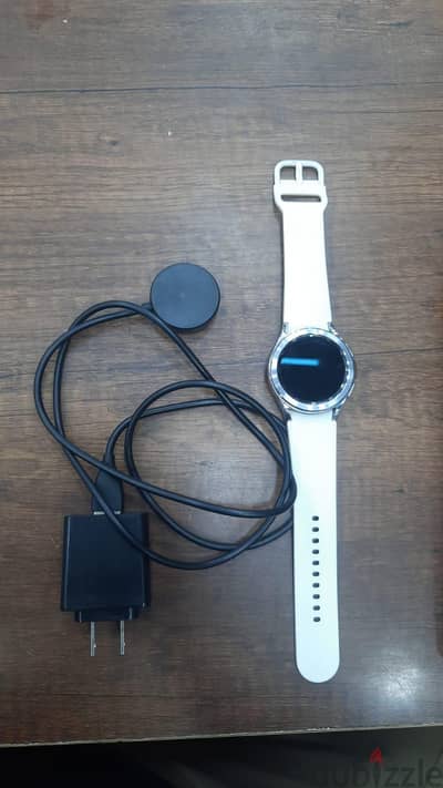 Galaxy Watch4 Classic 42mm Bluetooth مع الشاحن