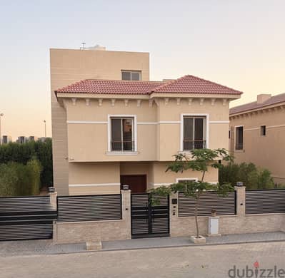 من المالك فيلا بالتجمع الأول -كمبوند ريحانه -1st Settlement - Rayhan -