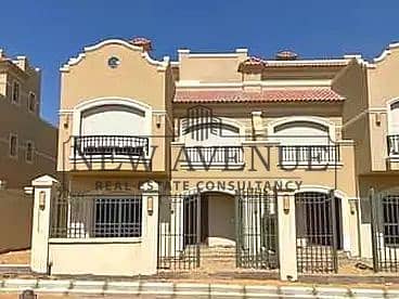 توين هاوس للبيع فى الباتيو اوروالقاهرة الجديدة EL patio Oro New Cairo فى موقع متميز بحمام سباحة خاص تشطيب كامل مع أجهزة مطبخ وتكييفات مصعد استلام فورى