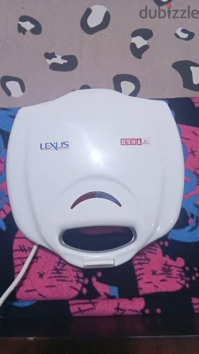 صانع ساندوتشات أبيض اللون من العلامة التجارية Lexus أو Usha