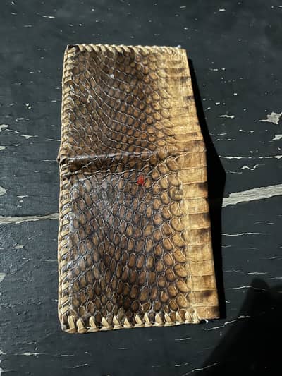 محفظة جلد تعبان