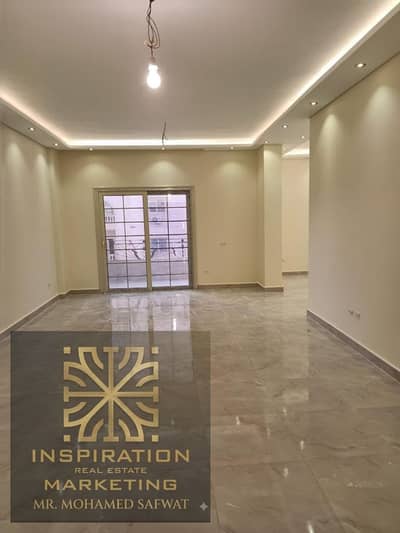 شقة سكنية فاخرة  200م بموقع استراتيجي فريد وحيوي في حي اللوتس