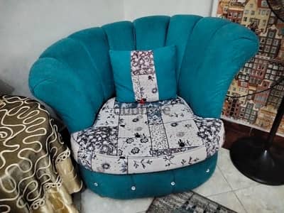 انتريه مودرن بحالة ممتازة – 2 فوتيه + كنبتين( استعمال ممتاز )