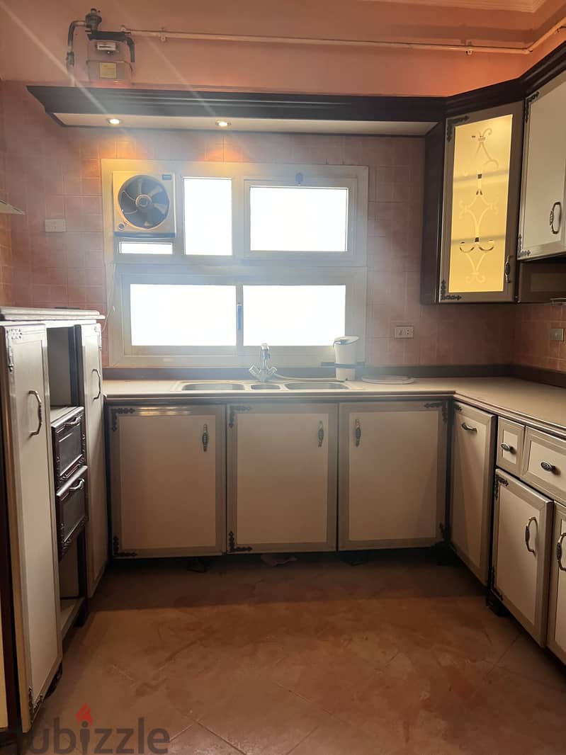 Complete kitchen with equipment 4