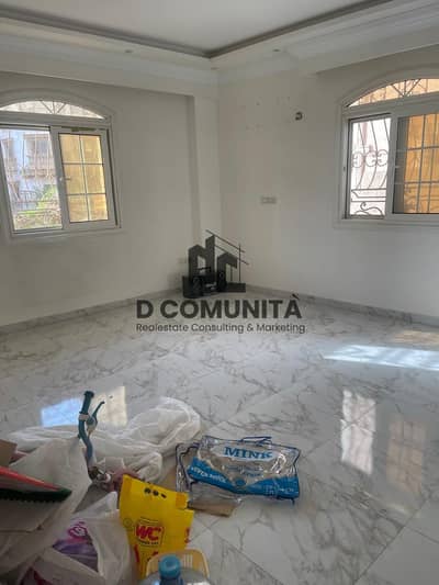 فرصة سكنية مميزة للإيجار شقة بتصميم عملي في منطقة فيلات الدفاع الوطني بحي المستثمرين الجنوبية في القاهرة الجديدة