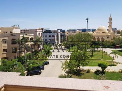 شقة للبيع في new cairo- 1 DISTRICIT  بموقع مميز داخل الكمبوند، تطل مباشرة على مساحات خضراء واسعة، بأقل سعر في السوق مع تشطيب فاخر وحالة ممتازة