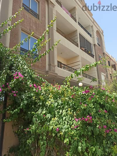 شقه بمدينة الشروق فى مربع سكنى راقى بمكان خاص للسياره
