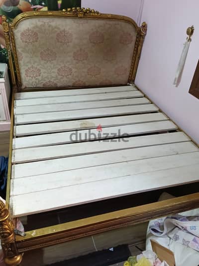 سرير للبيع خشب زان مطلى قشر دهب