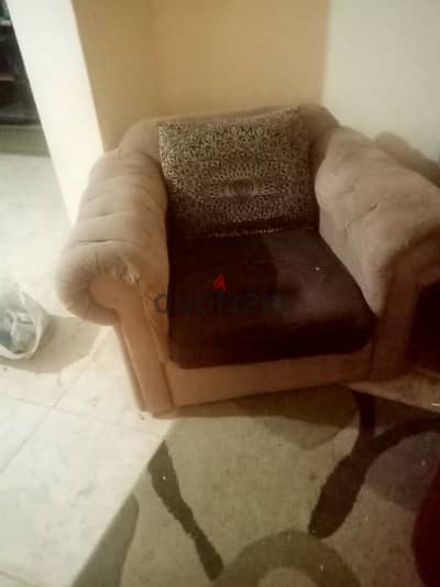 انترية كنبة وأربع كراسي حالة جيدة جدا بسعر مخفض