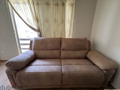 كنبتان Recliner بحالة ممتازة – Ideal House