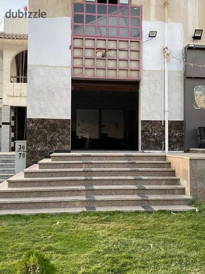 محل للبيع مدينه العبور شارع الشباب  مرخص فرنه عيش