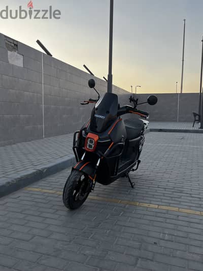 Vigorey lancer 2000watt lithium خوذه ممكن تشتريها معاه