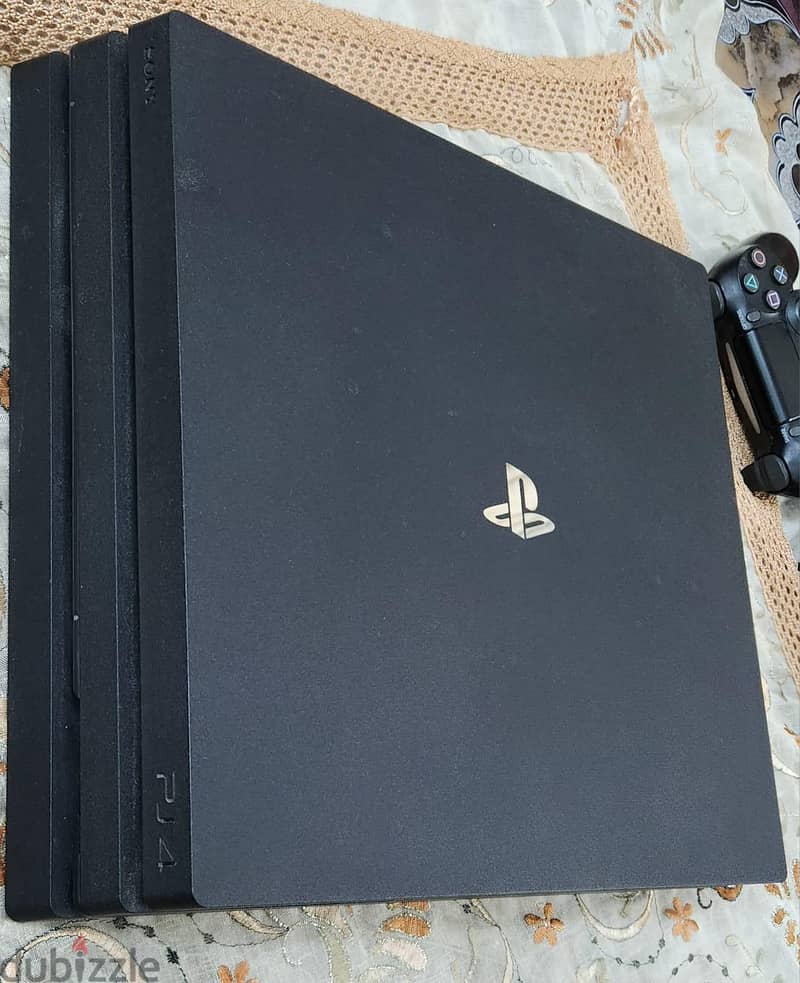 ps4 pro 1tb 2 controllers  كل الاسلاك 2