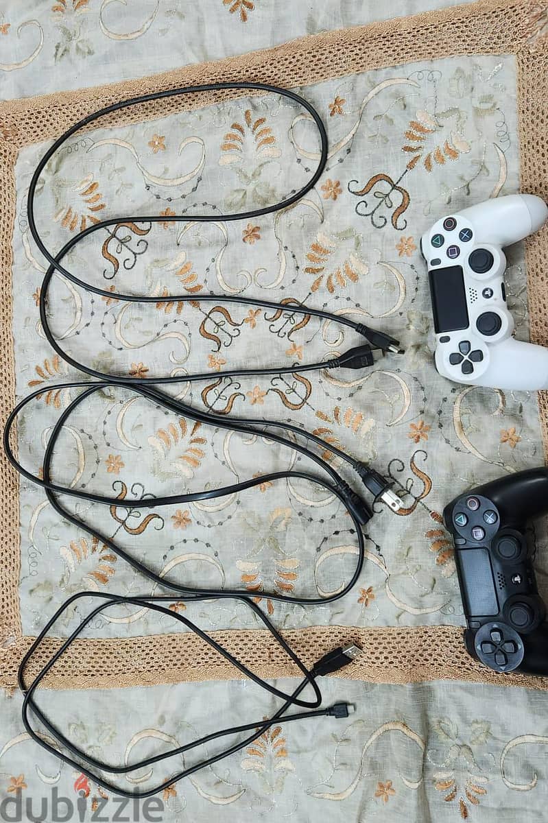 ps4 pro 1tb 2 controllers  كل الاسلاك 3