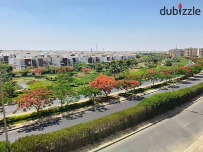 للبيع بالفرش والاجهزة في B6 مساحة 103م دور تالت بها غاز بفيو مفتوح