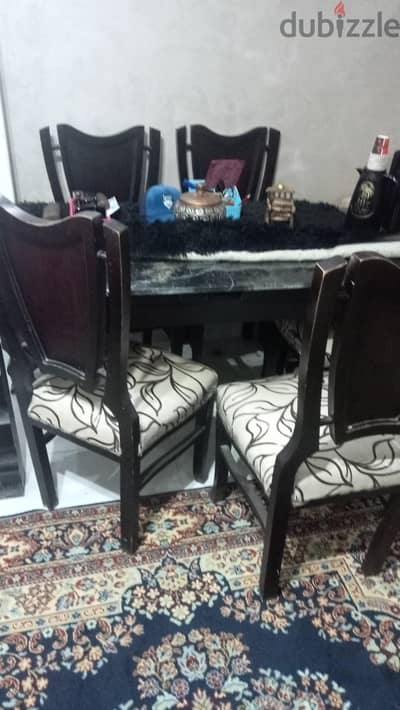 بيع سفرة ب ٦ كراسي  وطاولة وسط