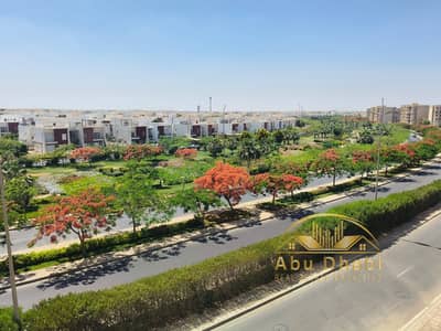شقه 103 م للبيع بمدينتي  بالمرحله السادسه B6 سنتر المدينه  اطلاله مميزه علي مجري السيل والفيلات   تشطيب الشركه بحاله جيده جدا