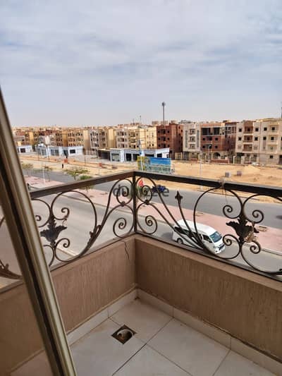 شقة للإيجار أهالي تشطيب سوبر لوكس  دور تالت عمارة رقم ٧٤ حي تاني  ٣ غرف ٢ حمام و مطبخ كل غرفة فيها تكيف  مساحة 175 متر  فيها عدادات مياه و كهربا و غاز
