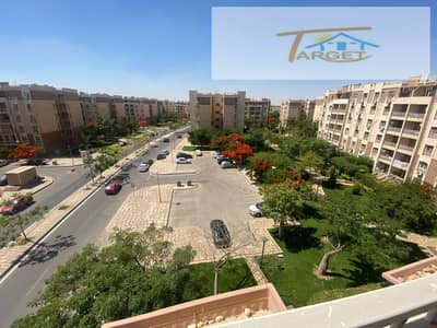 للايجار المفروش شقه مميزة في b7  فيو : وايد جاردن و شارع بحري صريح  امام الخدمات مباشرة موقع مميز جدا  الدور : الرابع يوجد بها غاز طبيعي  التقسيمه : (
