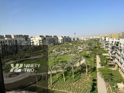 شقة للبيع في سوديك إيست تاون 255م 3 غرف نوم وغرفة مربية نصف تشطيب