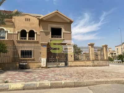 توين هاوس ناصية 570م نصف تشطيب بجوار البوابة - موقع مميز بـ 20 مليون
